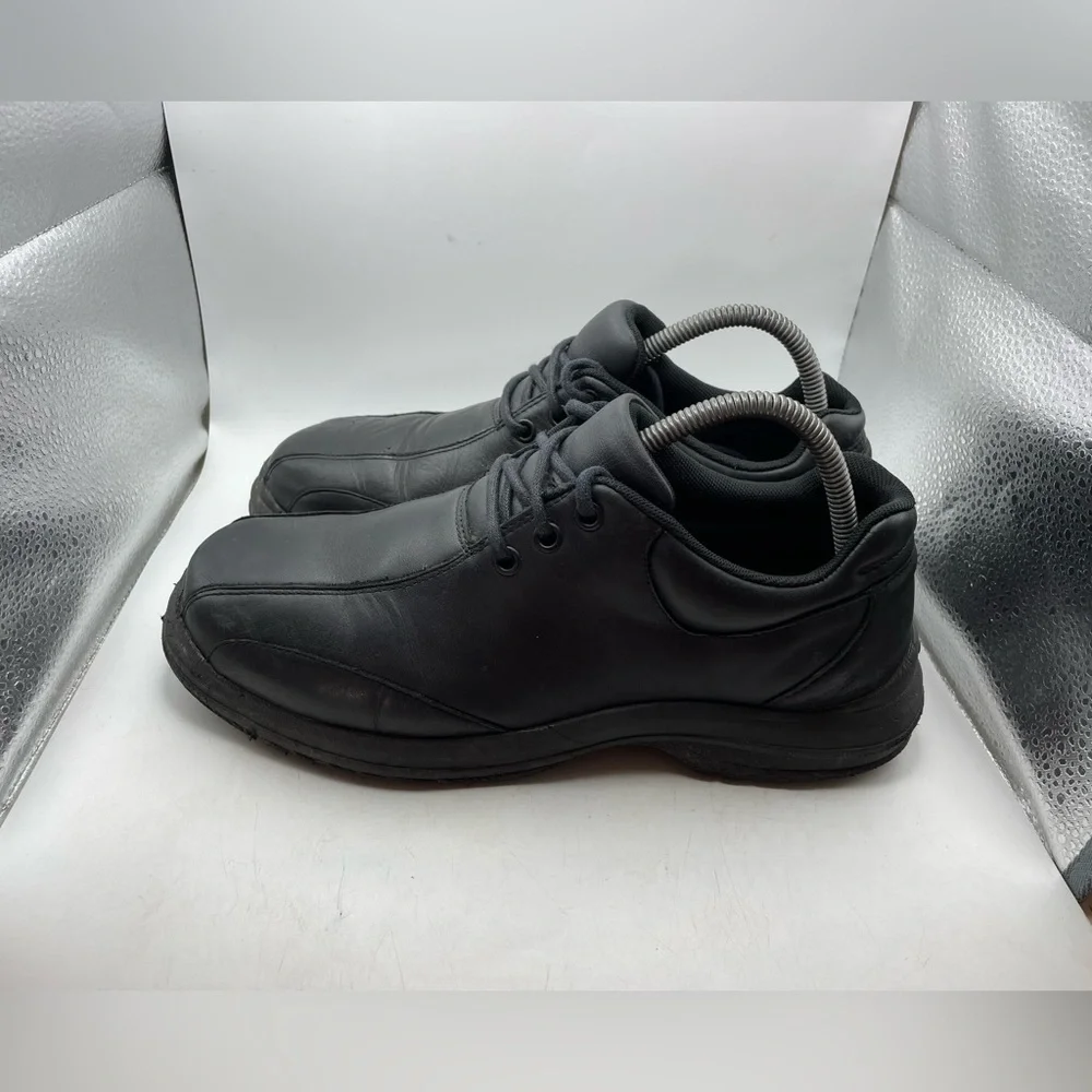 Crocs Slip Resistant black leather mens work sneakers size 8